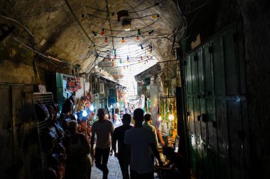 Kudüs İsrail 28 Mayıs 2018 David sokakta Müslüman çeyreğinde Eski Kudüs şehri sabahları yürüyüş bilinmeyenli insan görünümü