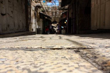 Kudüs İsrail 28 Mayıs 2018 David sokakta Müslüman çeyreğinde Eski Kudüs şehri sabahları yürüyüş bilinmeyenli insan görünümü