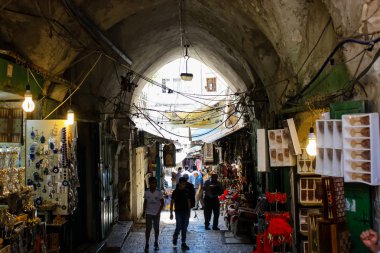 Kudüs İsrail 28 Mayıs 2018 David sokakta Müslüman çeyreğinde Eski Kudüs şehri sabahları yürüyüş bilinmeyenli insan görünümü