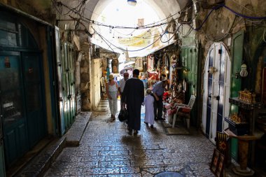 Kudüs İsrail 28 Mayıs 2018 David sokakta Müslüman çeyreğinde Eski Kudüs şehri sabahları yürüyüş bilinmeyenli insan görünümü