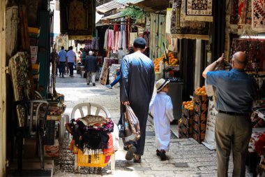 Kudüs İsrail 28 Mayıs 2018 David sokakta Müslüman çeyreğinde Eski Kudüs şehri sabahları yürüyüş bilinmeyenli insan görünümü