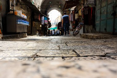 Kudüs İsrail 28 Mayıs 2018 David sokakta Müslüman çeyreğinde Eski Kudüs şehri sabahları yürüyüş bilinmeyenli insan görünümü