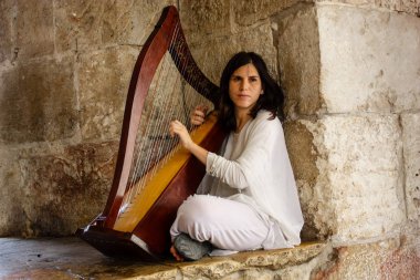 Kudüs İsrail 28 Mayıs 2018 öğleden sonra Kudüs'ün eski şehri Yafa Kapısı Harp oynayan bir sokak müzisyeni görünümünü