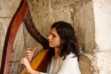 Kudüs İsrail 28 Mayıs 2018 öğleden sonra Kudüs'ün eski şehri Yafa Kapısı Harp oynayan bir sokak müzisyeni görünümünü