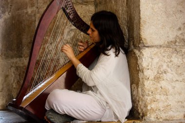 Kudüs İsrail 28 Mayıs 2018 öğleden sonra Kudüs'ün eski şehri Yafa Kapısı Harp oynayan bir sokak müzisyeni görünümünü