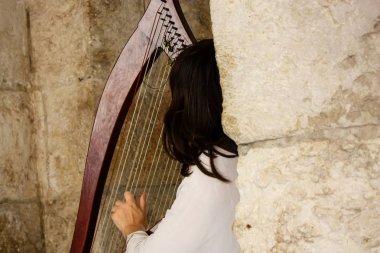 Kudüs İsrail 28 Mayıs 2018 öğleden sonra Kudüs'ün eski şehri Yafa Kapısı Harp oynayan bir sokak müzisyeni görünümünü