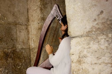 Kudüs İsrail 28 Mayıs 2018 öğleden sonra Kudüs'ün eski şehri Yafa Kapısı Harp oynayan bir sokak müzisyeni görünümünü