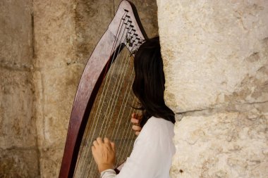 Kudüs İsrail 28 Mayıs 2018 öğleden sonra Kudüs'ün eski şehri Yafa Kapısı Harp oynayan bir sokak müzisyeni görünümünü
