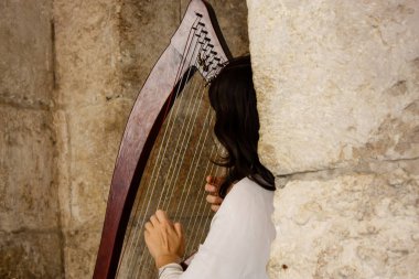 Kudüs İsrail 28 Mayıs 2018 öğleden sonra Kudüs'ün eski şehri Yafa Kapısı Harp oynayan bir sokak müzisyeni görünümünü