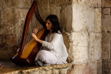 Kudüs İsrail 28 Mayıs 2018 öğleden sonra Kudüs'ün eski şehri Yafa Kapısı Harp oynayan bir sokak müzisyeni görünümünü