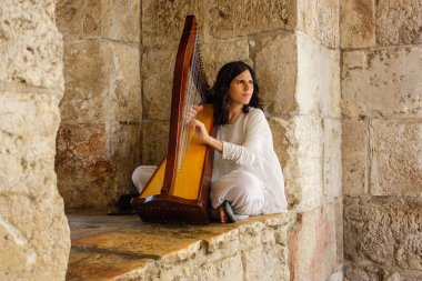 Kudüs İsrail 28 Mayıs 2018 öğleden sonra Kudüs'ün eski şehri Yafa Kapısı Harp oynayan bir sokak müzisyeni görünümünü