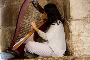 Kudüs İsrail 28 Mayıs 2018 öğleden sonra Kudüs'ün eski şehri Yafa Kapısı Harp oynayan bir sokak müzisyeni görünümünü