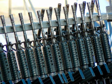 31 Mayıs 2018 'de Kudüs' teki eski Kudüs şehrindeki Batı Duvarı Meydanı 'nda düzenlenen törende bir dizi otomatik saldırı tüfeği görüldü.