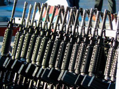 31 Mayıs 2018 'de Kudüs' teki eski Kudüs şehrindeki Batı Duvarı Meydanı 'nda düzenlenen törende bir dizi otomatik saldırı tüfeği görüldü.