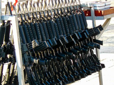 31 Mayıs 2018 'de Kudüs' teki eski Kudüs şehrindeki Batı Duvarı Meydanı 'nda düzenlenen törende bir dizi otomatik saldırı tüfeği görüldü.