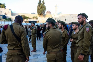 31 Mayıs 2018 'de Kudüs' teki eski Kudüs şehrindeki Batı Duvarı Meydanı 'nda düzenlenen törene katılan askerlerin görüntüsü