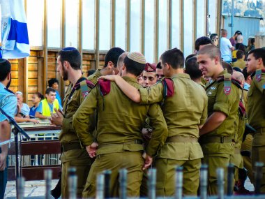 31 Mayıs 2018 'de Kudüs' teki eski Kudüs şehrindeki Batı Duvarı Meydanı 'nda düzenlenen törene katılan askerlerin görüntüsü