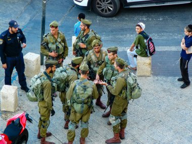 Kudüs İsrail 31 Mayıs 2018 Western Wall Meydanı Kudüs'ün eski şehri akşam duruyorlar askerlerin görünüm