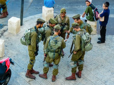Kudüs İsrail 31 Mayıs 2018 Western Wall Meydanı Kudüs'ün eski şehri akşam duruyorlar askerlerin görünüm