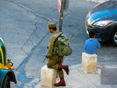 Kudüs İsrail 31 Mayıs 2018 Western Wall Meydanı Kudüs'ün eski şehri akşam duruyorlar askerlerin görünüm