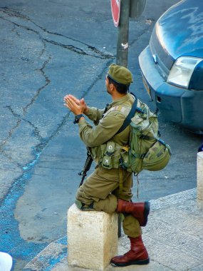 Kudüs İsrail 31 Mayıs 2018 Western Wall Meydanı Kudüs'ün eski şehri akşam duruyorlar askerlerin görünüm