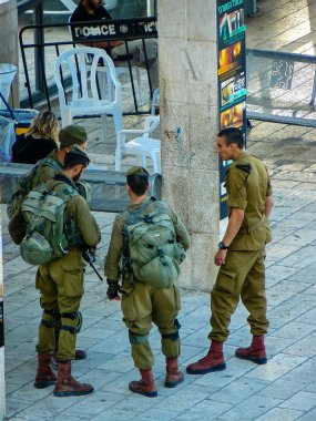 Kudüs İsrail 31 Mayıs 2018 Western Wall Meydanı Kudüs'ün eski şehri akşam duruyorlar askerlerin görünüm
