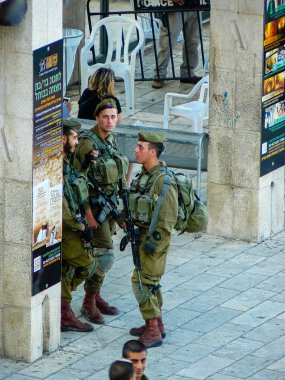 Kudüs İsrail 31 Mayıs 2018 Western Wall Meydanı Kudüs'ün eski şehri akşam duruyorlar askerlerin görünüm