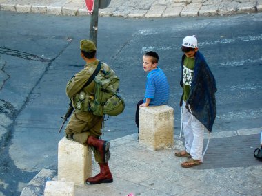 Kudüs İsrail 31 Mayıs 2018 Western Wall Meydanı Kudüs'ün eski şehri akşam duruyorlar askerlerin görünüm