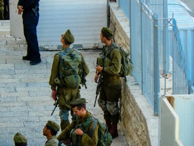 Kudüs İsrail 31 Mayıs 2018 Western Wall Meydanı Kudüs'ün eski şehri akşam duruyorlar askerlerin görünüm