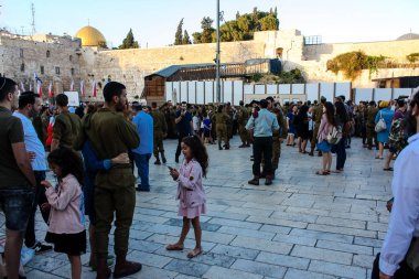 Kudüs İsrail 31 Mayıs 2018 görünümü bir ordu töreni Kudüs'ün eski şehri Western Wall meydanında akşamları katılan askerler ve bilinmeyen insanlar