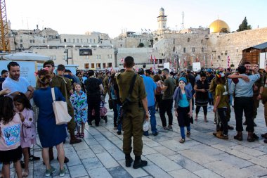 Kudüs İsrail 31 Mayıs 2018 görünümü bir ordu töreni Kudüs'ün eski şehri Western Wall meydanında akşamları katılan askerler ve bilinmeyen insanlar