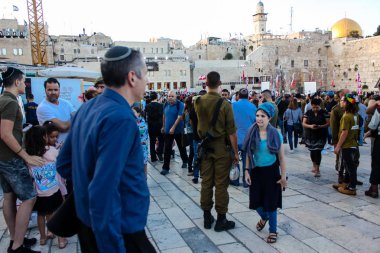 Kudüs İsrail 31 Mayıs 2018 görünümü bir ordu töreni Kudüs'ün eski şehri Western Wall meydanında akşamları katılan askerler ve bilinmeyen insanlar