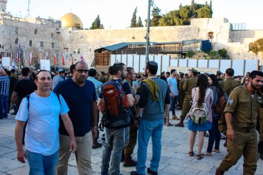 Kudüs İsrail 31 Mayıs 2018 görünümü bir ordu töreni Kudüs'ün eski şehri Western Wall meydanında akşamları katılan askerler ve bilinmeyen insanlar