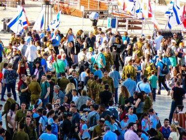 Kudüs İsrail 31 Mayıs 2018 görünümü bir ordu töreni Kudüs'ün eski şehri Western Wall meydanında akşamları katılan askerler ve bilinmeyen insanlar