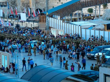 Kudüs İsrail 31 Mayıs 2018 görünümü bir ordu töreni Kudüs'ün eski şehri Western Wall meydanında akşamları katılan askerler ve bilinmeyen insanlar