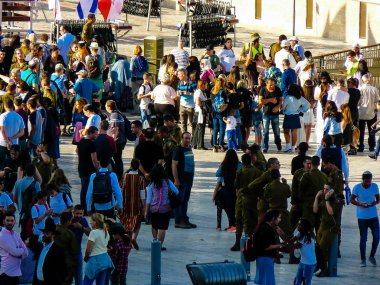 Kudüs İsrail 31 Mayıs 2018 görünümü bir ordu töreni Kudüs'ün eski şehri Western Wall meydanında akşamları katılan askerler ve bilinmeyen insanlar