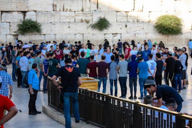 Kudüs İsrail 31 Mayıs 2018 görünümü bir ordu töreni Kudüs'ün eski şehri Western Wall meydanında akşamları katılan askerler ve bilinmeyen insanlar