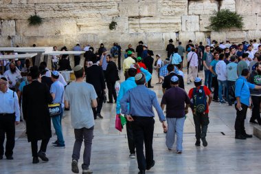 Kudüs İsrail 31 Mayıs 2018 görünümü bir ordu töreni Kudüs'ün eski şehri Western Wall meydanında akşamları katılan askerler ve bilinmeyen insanlar