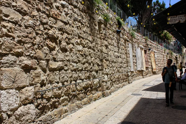 耶路撒冷以色列2018年5月28日的看法未知的人在大卫街走在穆斯林季度在耶路撒冷的旧城上午 — 图库照片