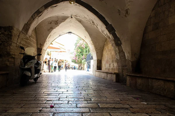 エルサレム イスラエル 2018 日午前中にエルサレムの旧市街でイスラム教徒地区デビッド通りの歩行未知の人々 のビュー — ストック写真