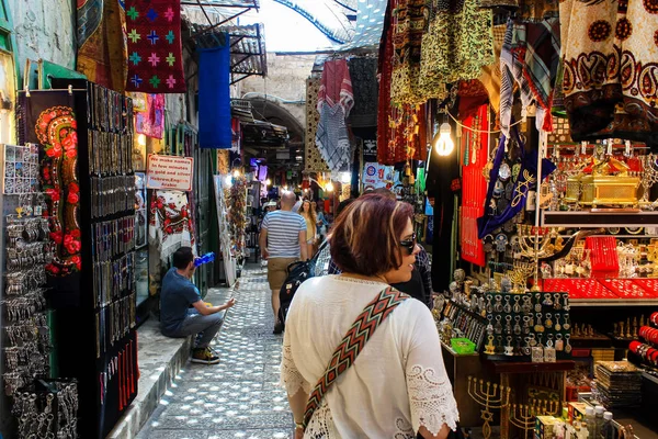 耶路撒冷以色列2018年5月28日的看法未知的人在大卫街走在穆斯林季度在耶路撒冷的旧城上午 — 图库照片