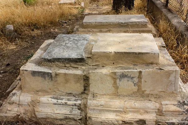 耶路撒冷以色列2018年5月28日在耶路撒冷市中心的一个旧的废弃阿拉伯公墓的看法 — 图库照片