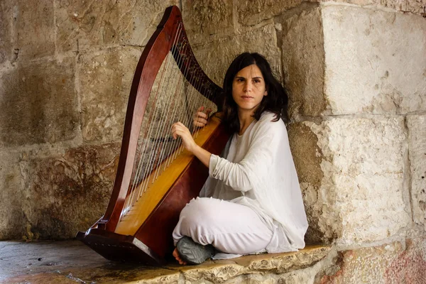 Kudüs İsrail 28 Mayıs 2018 öğleden sonra Kudüs'ün eski şehri Yafa Kapısı Harp oynayan bir sokak müzisyeni görünümünü