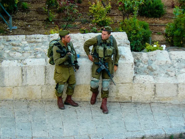 Kudüs İsrail 31 Mayıs 2018 Western Wall Meydanı Kudüs'ün eski şehri akşam duruyorlar askerlerin görünüm
