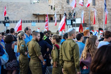 Kudüs İsrail 31 Mayıs 2018 görünümü bir ordu töreni Kudüs'ün eski şehri Western Wall meydanında akşamları katılan askerler ve bilinmeyen insanlar