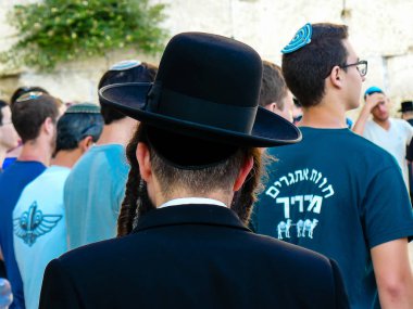 Kudüs İsrail 31 Mayıs 2018 görünümü bir ordu töreni Kudüs'ün eski şehri Western Wall meydanında akşamları katılan askerler ve bilinmeyen insanlar