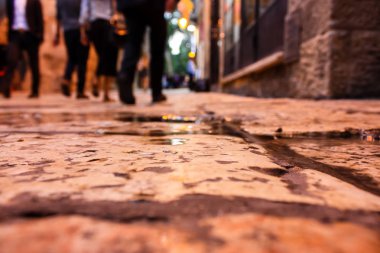 351 Kudüs İsrail 31 Mayıs 2018 akşam Kudüs'ün eski şehri sokakta yürürken bilinmeyenli insan görünümü