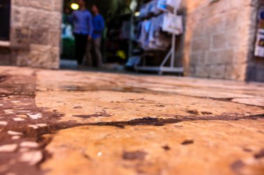 351 Kudüs İsrail 31 Mayıs 2018 akşam Kudüs'ün eski şehri sokakta yürürken bilinmeyenli insan görünümü