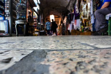 351 Kudüs İsrail 31 Mayıs 2018 akşam Kudüs'ün eski şehri sokakta yürürken bilinmeyenli insan görünümü