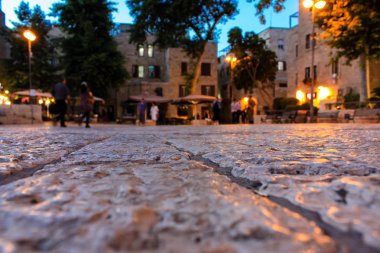 351 Kudüs İsrail 31 Mayıs 2018 akşam Kudüs'ün eski şehri sokakta yürürken bilinmeyenli insan görünümü